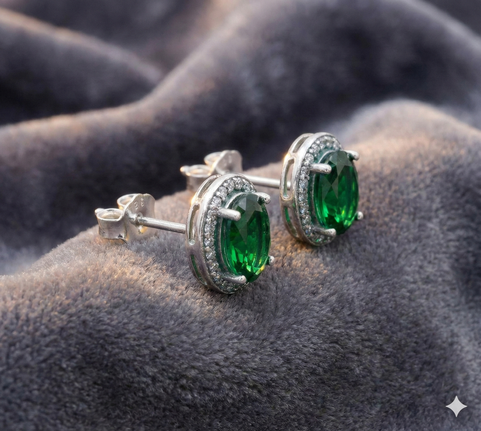 Aretes de Plata Ley 925. Con Zirconias y Baño de Rodio