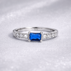 Hermoso anillo con zirconia azul