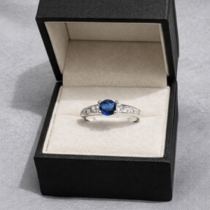 Anillo elegante con zirconia azul